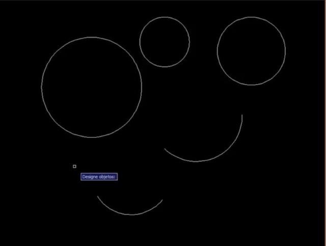 Cambia el radio de todos los círculos y arcos seleccionados en el dibujo de forma automática.